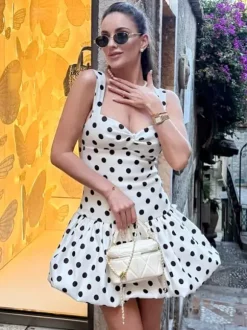 Robe d'été blanche décontractée mini dos nu sans manches à pois bretelles et col rond idéale pour une soirée en amoureux.