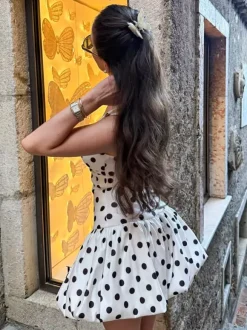 Robe d'été blanche décontractée mini dos nu sans manches à pois bretelles et col rond idéale pour une soirée en amoureux.