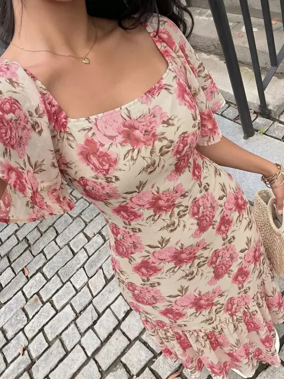 Robe d'été décontractée à fleurs roses col carré manches papillon taille nouée et ourlet volanté idéale pour les vacances à la plage.