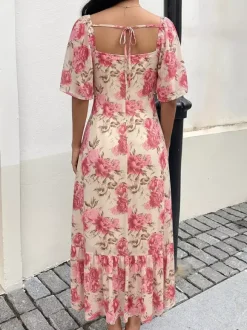 Robe d'été décontractée à fleurs roses col carré manches papillon taille nouée et ourlet volanté idéale pour les vacances à la plage.