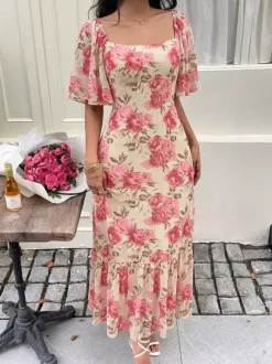Robe d'été décontractée à fleurs roses col carré manches papillon taille nouée et ourlet volanté idéale pour les vacances à la plage.