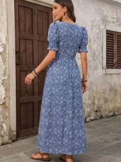 Robe d'été fluide et longue bleu foncé à petites fleurs col carré et manches bouffantes taille élastique.