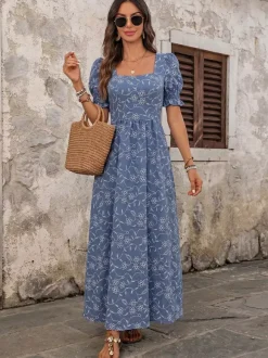 Robe d'été fluide et longue bleu foncé à petites fleurs col carré et manches bouffantes taille élastique.