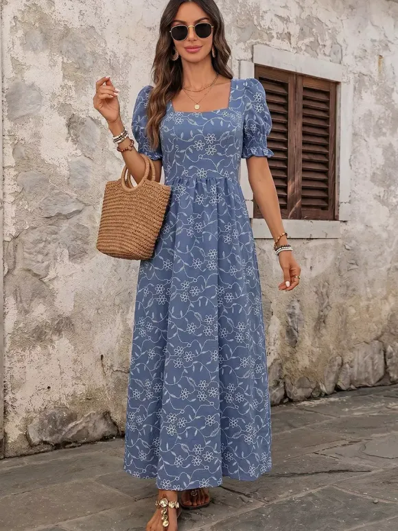 Robe d'été fluide et longue bleu foncé à petites fleurs col carré et manches bouffantes taille élastique.