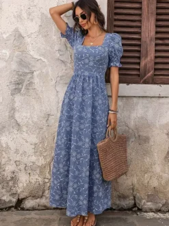 Robe d'été fluide et longue bleu foncé à petites fleurs col carré et manches bouffantes taille élastique.
