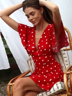 Robe d'été mini rouge plissée à manches courtes col en V et taille cache-c艙ur à pois pour femme.