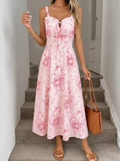 Robe d'été rose à petits motifs floraux bretelles spaghetti coupe fluide et décontractée longueur midi.