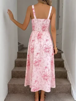 Robe d'été rose à petits motifs floraux bretelles spaghetti coupe fluide et décontractée longueur midi.