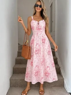 Robe d'été rose à petits motifs floraux bretelles spaghetti coupe fluide et décontractée longueur midi.