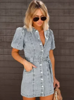 Robe en jean à manches bouffantes pour femme - Robe mini boutonnée bleu clair délavée style vintage avec ceinture - Collection été 2026