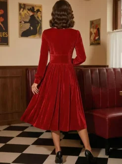 Robe glamour vintage années 1950 noire manches longues col carré style rockabilly
