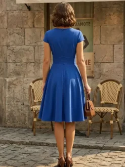 Robe glamour vintage style années 50 col rond manches courtes découpées coupe trapèze moyenne