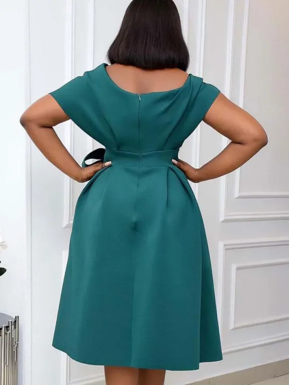 Robe Grande Taille Femme en Satin Mi-longue à Col Décolleté en V avec Bretelles Coupe Cintrée à Lacets Bas Evasée Unicolore