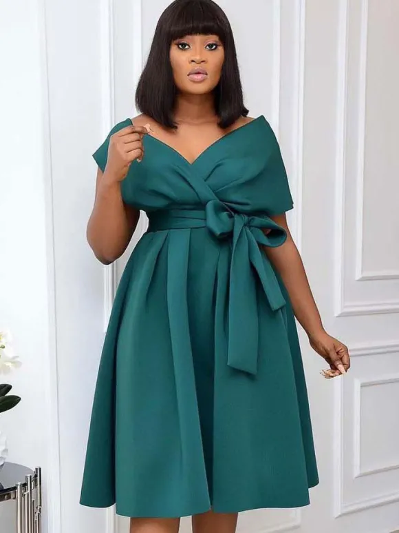 Robe Grande Taille Femme en Satin Mi-longue à Col Décolleté en V avec Bretelles Coupe Cintrée à Lacets Bas Evasée Unicolore