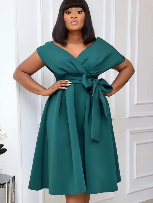 Robe Grande Taille Femme en Satin Mi-longue à Col Décolleté en V avec Bretelles Coupe Cintrée à Lacets Bas Evasée Unicolore