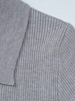 Robe grise mignonne à manches longues plissées col en V idéale pour une soirée en amoureux