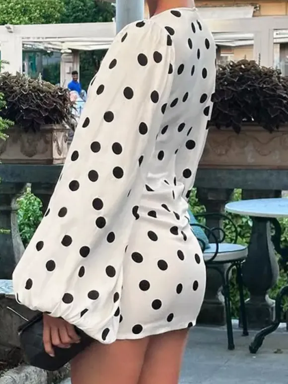 Robe élégante mini plissée à manches longues et col en V à pois pour une soirée en amoureux