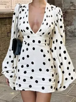 Robe élégante mini plissée à manches longues et col en V à pois pour une soirée en amoureux