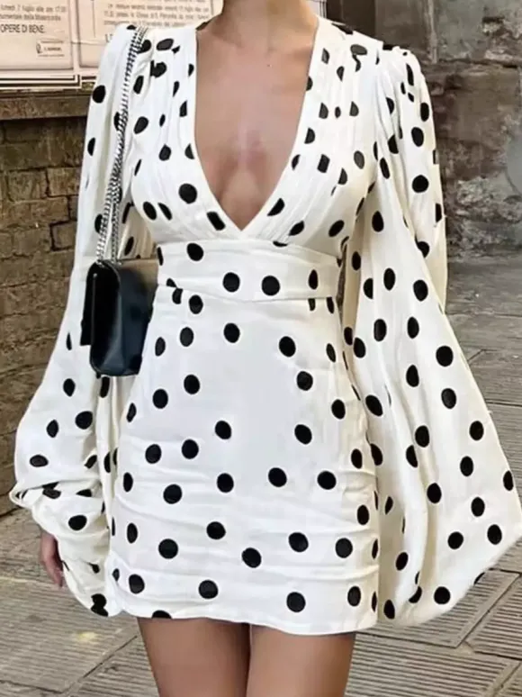 Robe élégante mini plissée à manches longues et col en V à pois pour une soirée en amoureux