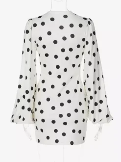 Robe élégante mini plissée à manches longues et col en V à pois pour une soirée en amoureux