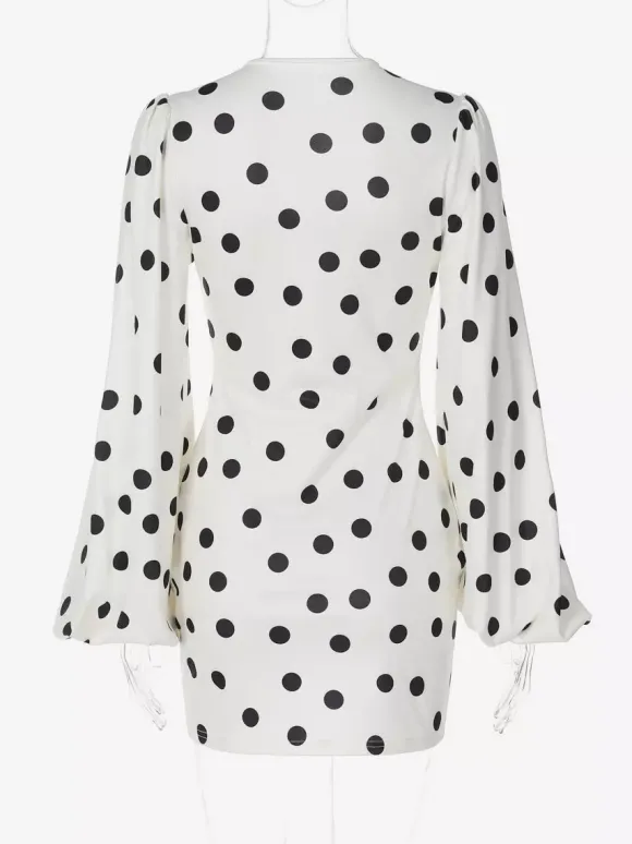 Robe élégante mini plissée à manches longues et col en V à pois pour une soirée en amoureux