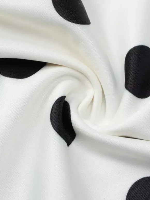 Robe élégante mini plissée à manches longues et col en V à pois pour une soirée en amoureux