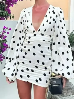 Robe élégante mini plissée à manches longues et col en V à pois pour une soirée en amoureux