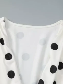 Robe élégante mini plissée à manches longues et col en V à pois pour une soirée en amoureux