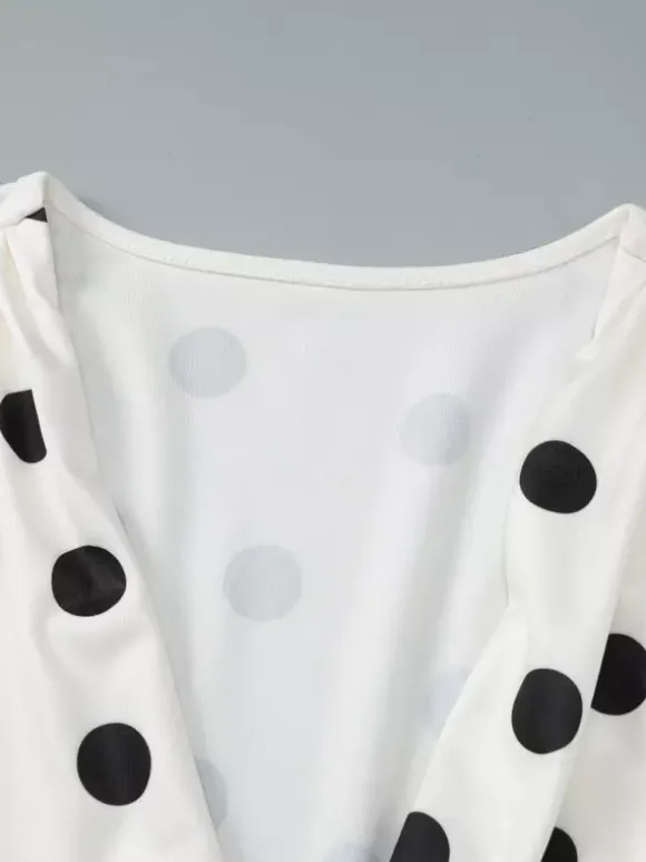 Robe élégante mini plissée à manches longues et col en V à pois pour une soirée en amoureux