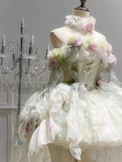 Robe Lolita féerique ornée de fleurs blanches de n艙uds et de volants.