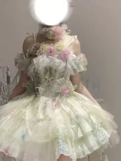 Robe Lolita féerique ornée de fleurs blanches de n艙uds et de volants.