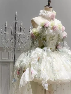 Robe Lolita féerique ornée de fleurs blanches de n艙uds et de volants.