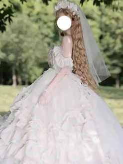 Robe Lolita féérique sans manches à volants couleur champagne épaules dénudées idéale pour un mariage.