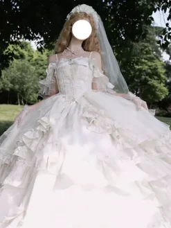 Robe Lolita féérique sans manches à volants couleur champagne épaules dénudées idéale pour un mariage.