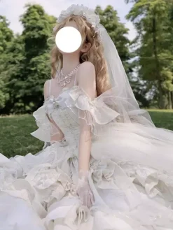 Robe Lolita féérique sans manches à volants couleur champagne épaules dénudées idéale pour un mariage.