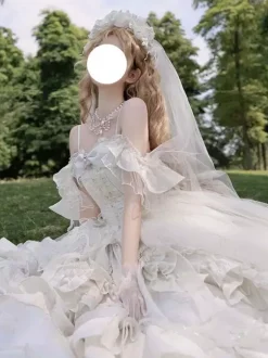 Robe Lolita féérique sans manches à volants couleur champagne épaules dénudées idéale pour un mariage.