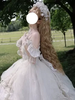 Robe Lolita féérique sans manches à volants couleur champagne épaules dénudées idéale pour un mariage.