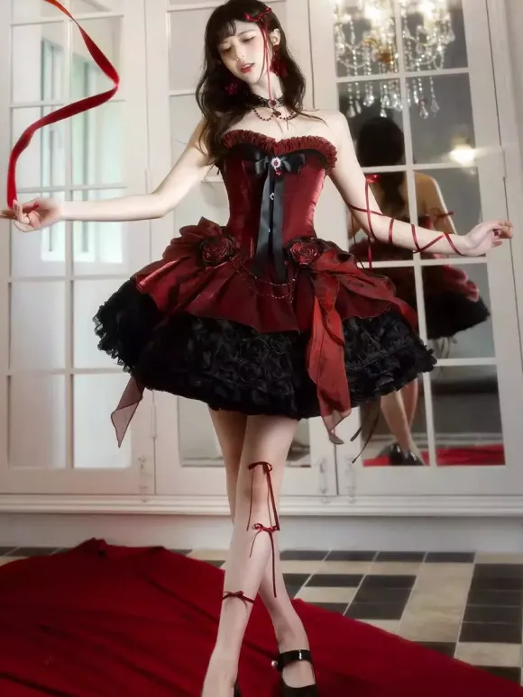 Robe Lolita Gothique Rouge et Noire Décolleté C艙ur Sans Bustier Volants N艙uds Robe Lolita Courte