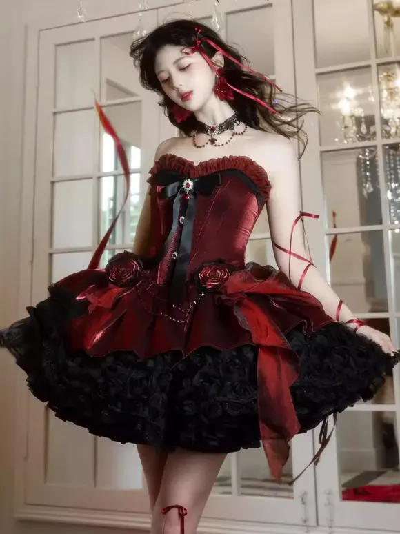 Robe Lolita Gothique Rouge et Noire Décolleté C艙ur Sans Bustier Volants N艙uds Robe Lolita Courte