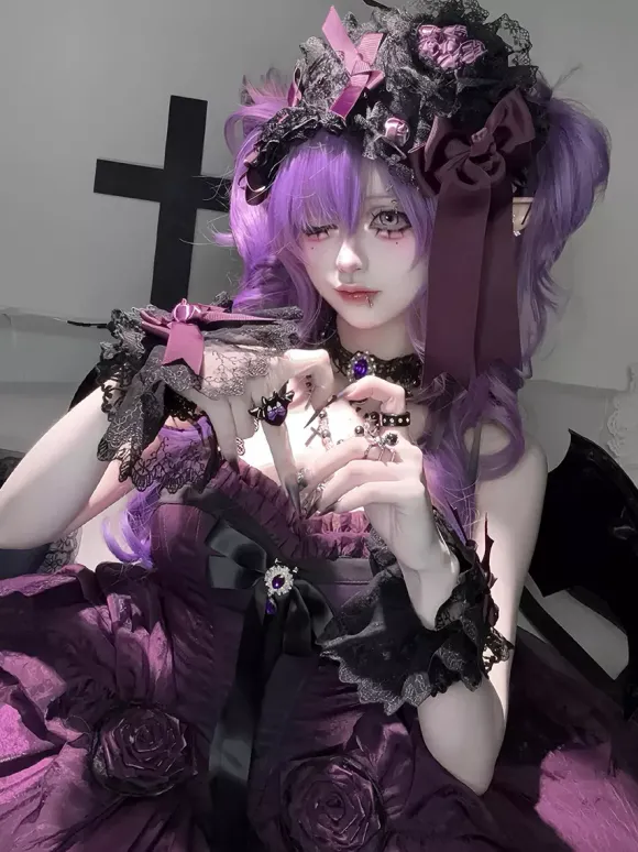 Robe Lolita Gothique Rouge et Noire Décolleté C艙ur Sans Bustier Volants N艙uds Robe Lolita Courte