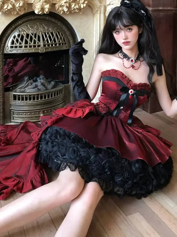 Robe Lolita Gothique Rouge et Noire Décolleté C艙ur Sans Bustier Volants N艙uds Robe Lolita Courte