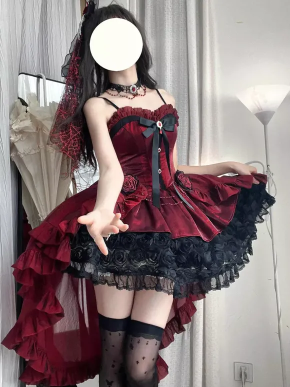 Robe Lolita gothique rouge à spaghetti et n艙uds roses robe courte Lolita avec traîne