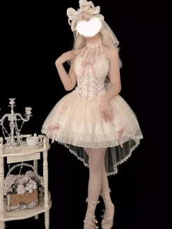 Robe Lolita rose à bretelles sans manches à volants et lacets avec coiffe assortie.