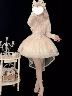 Robe Lolita rose à bretelles sans manches à volants et lacets avec coiffe assortie.