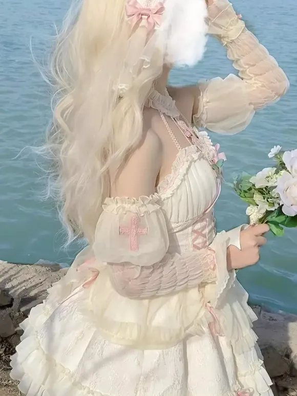 Robe Lolita rose à bretelles sans manches à volants et lacets avec coiffe assortie.