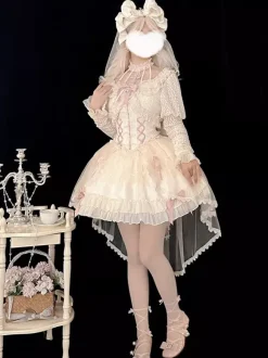 Robe Lolita rose à bretelles sans manches à volants et lacets avec coiffe assortie.