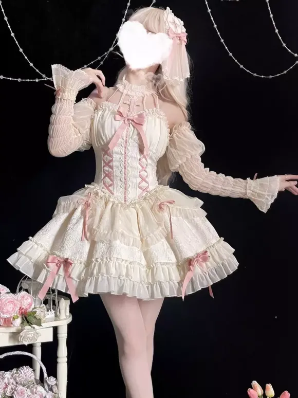 Robe Lolita rose à bretelles sans manches à volants et lacets avec coiffe assortie.