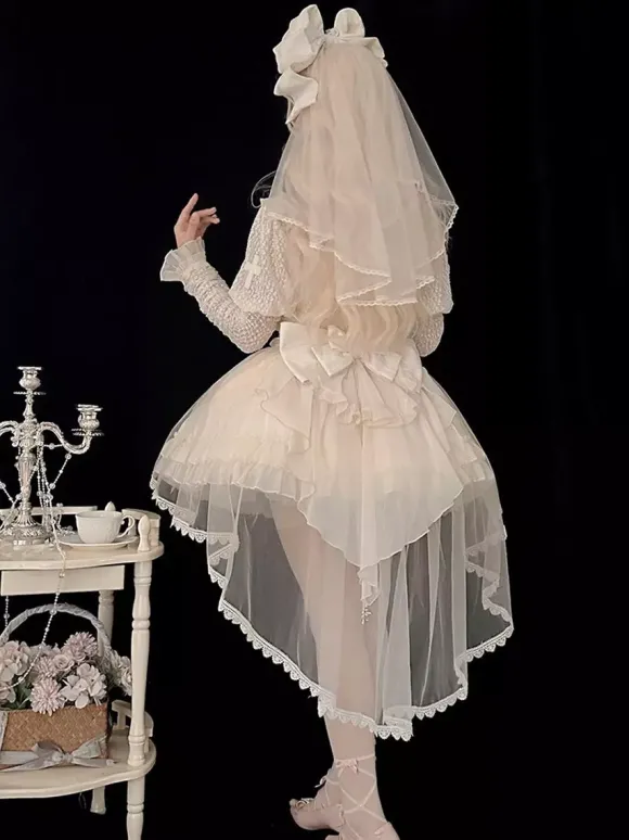 Robe Lolita rose à bretelles sans manches à volants et lacets avec coiffe assortie.