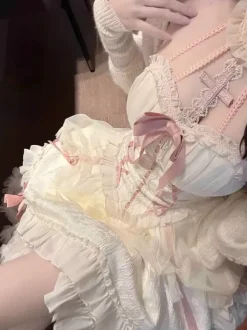 Robe Lolita rose à bretelles sans manches à volants et lacets avec coiffe assortie.