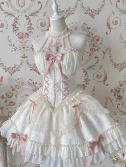 Robe Lolita rose à bretelles sans manches à volants et lacets avec coiffe assortie.